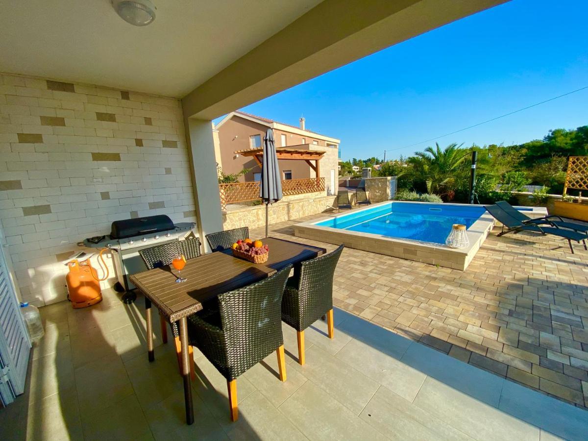 Villa Island Vir With Pool Extérieur photo